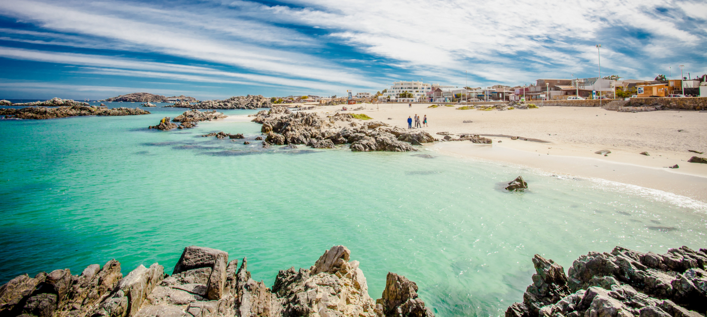 Imagen de la playa de Bahia Inglesa, con aguas color turquesa y arena blanca