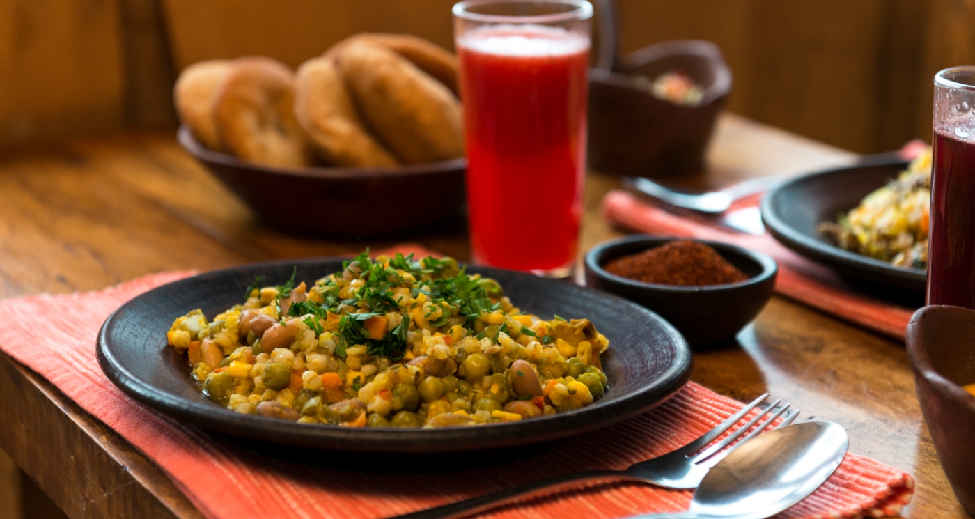 Imagen de un plato de comida típica mapuche servido con sopaipillas caseras