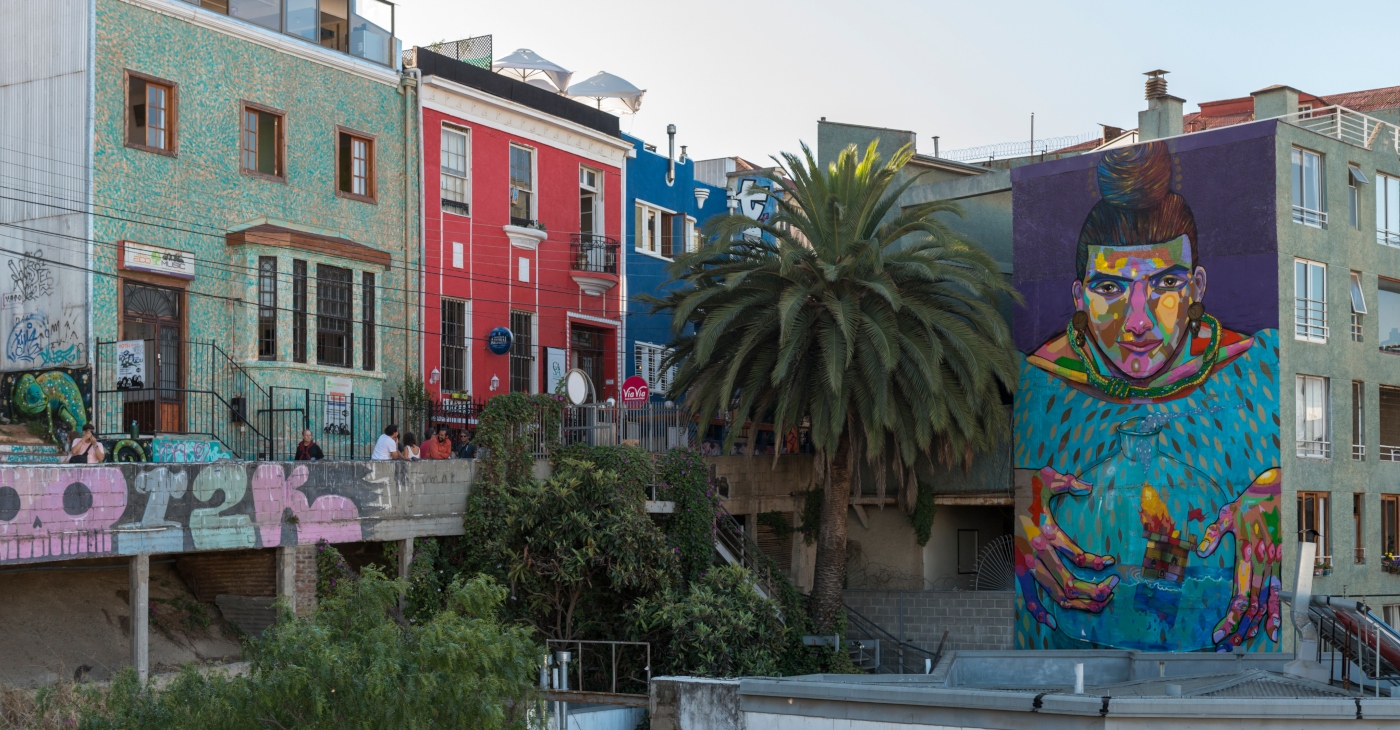 Colorido graffiti de la imagen de una mujer en el costado de un edificio en Valparaíso