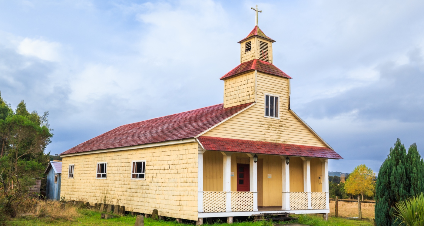 imagen que muestra completa una de las iglesias de madera de la isla de Chiloé, declaradas Patrimonio de la Humanidad