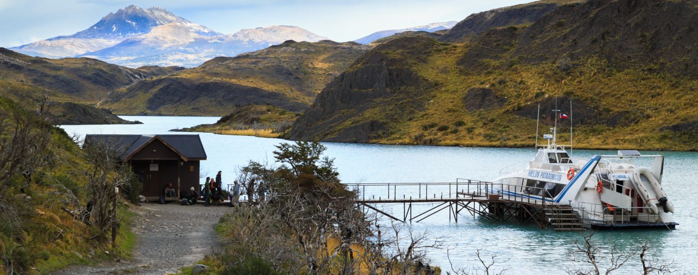 Imagen de una embarcación pequeña en el Lago Pehoe