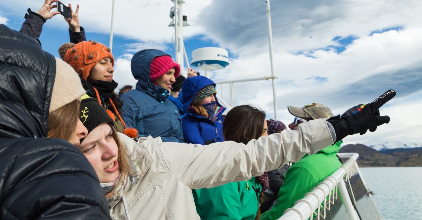 Imagen de muchos turistas disfrutando la vista en una embarcación en el lago Pehoe