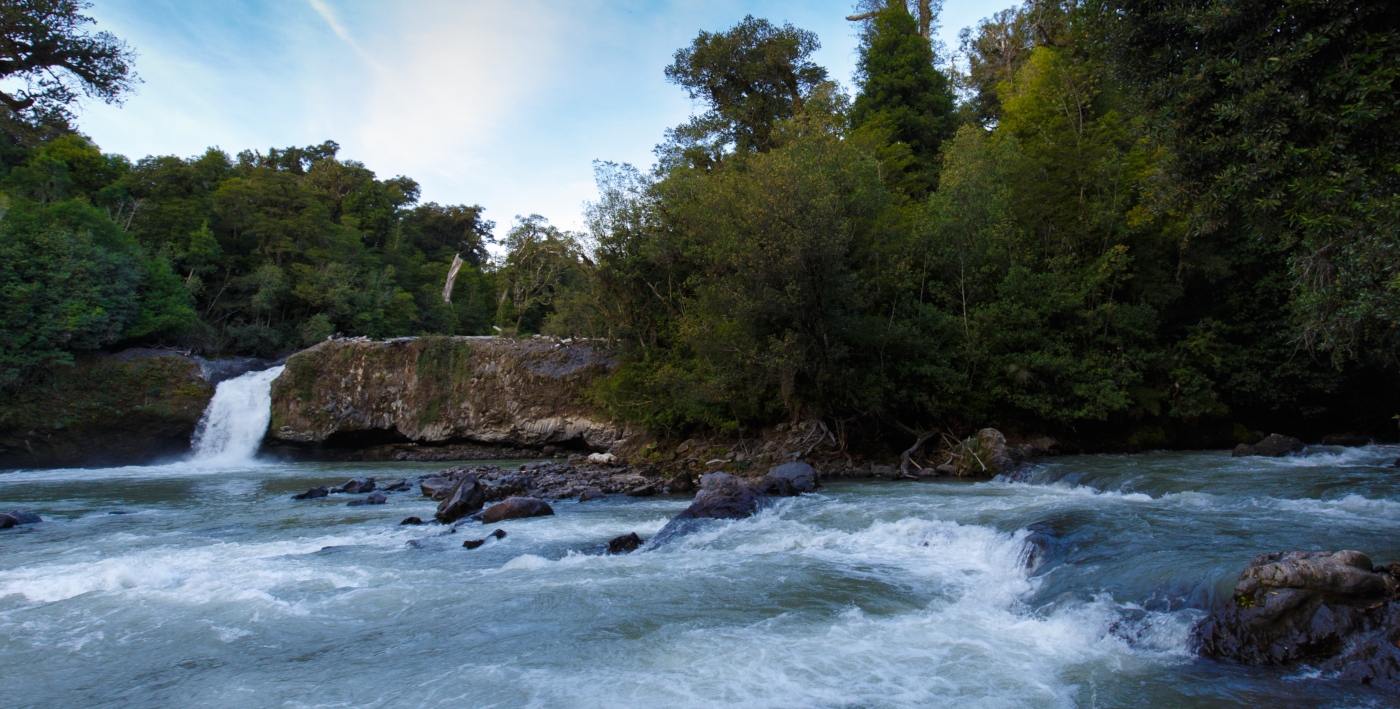 Vista de las cascadas de agua del Parque Nacional Puyehue