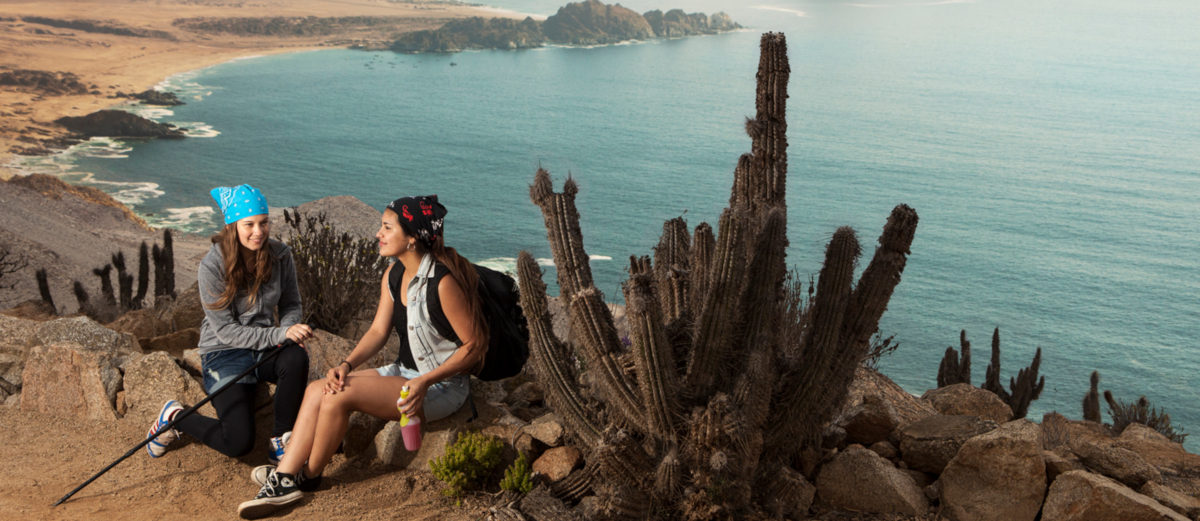 Imagen de dos mujeres realizando trekking por el Parque Nacional Pan de Azúcar en el norte de Chile