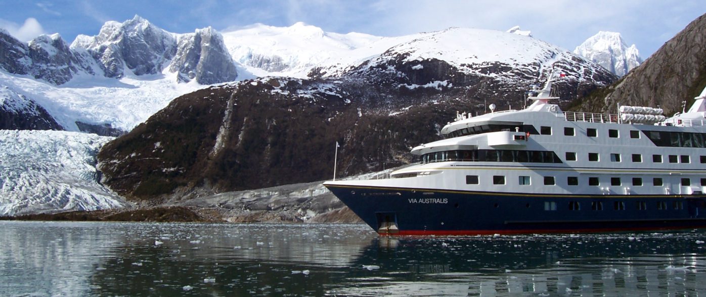 Imagen de la embarcación Via Australis en las frías aguas de Tierra del Fuego en Chile