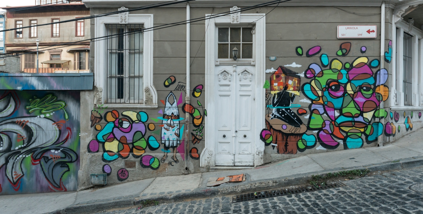 Graffiti de peces y burbujas de color en calle Urriola de Valparaíso