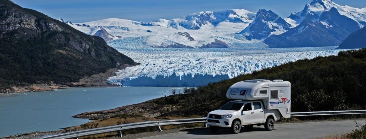 Imagen de una motorhome recorriendo la Carretera Austral de Chile donde se ven los hielos y glaciares de fondo