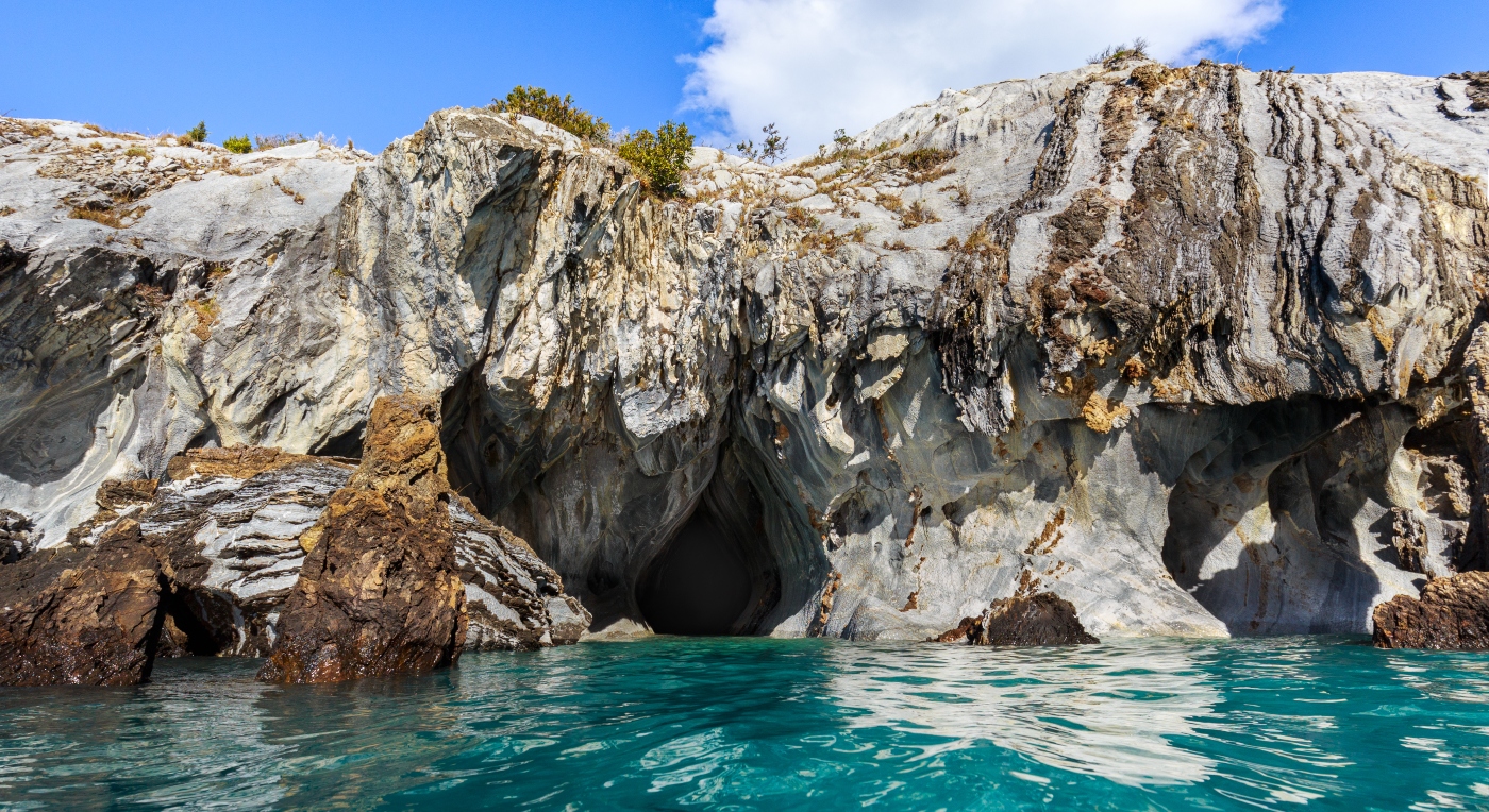 Imagen de las Capillas de Mármol donde destaca las formaciones rocosas y el agua azul