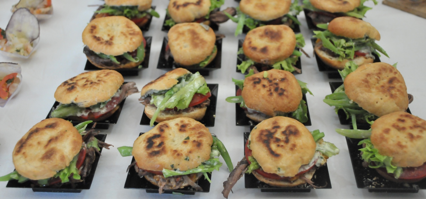 Imagen de una bandeja de sandwich chacareros, con porotos verdes