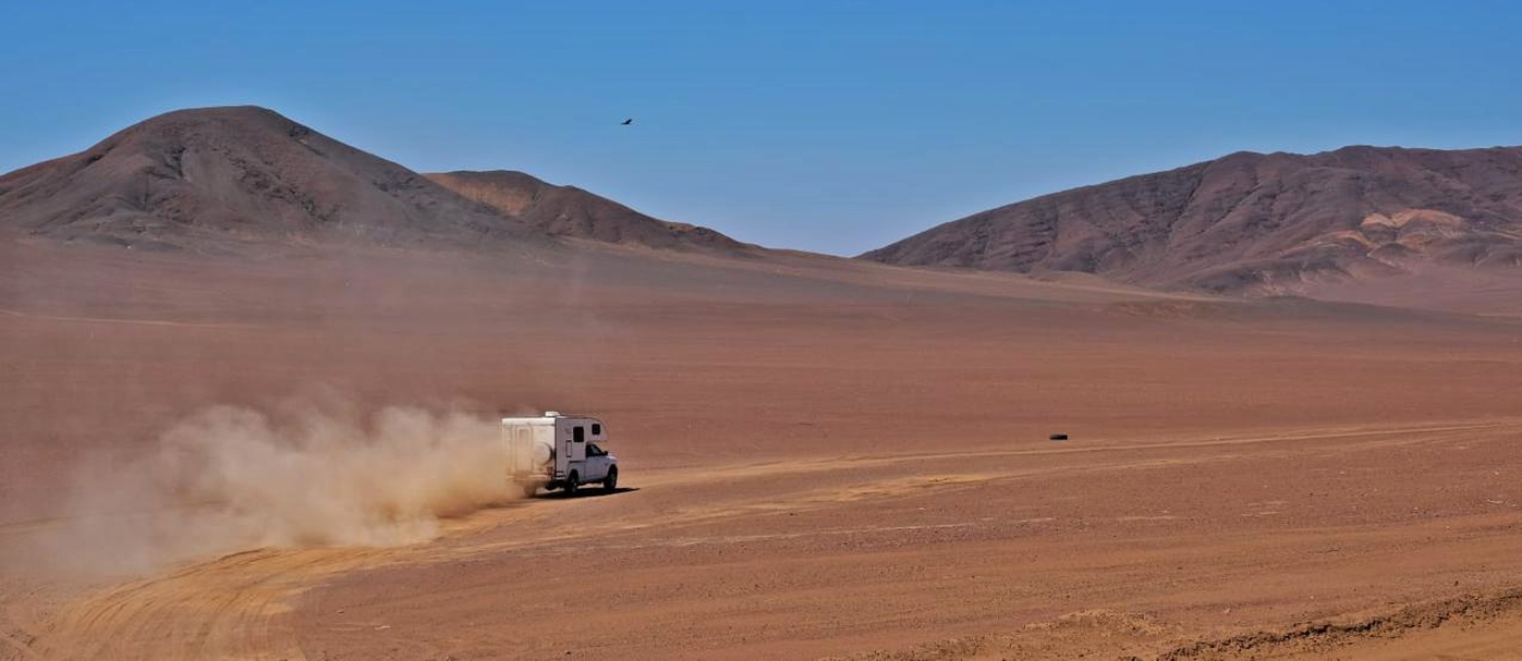 Imagen de una camper recorriendo el Desierto de Atacama