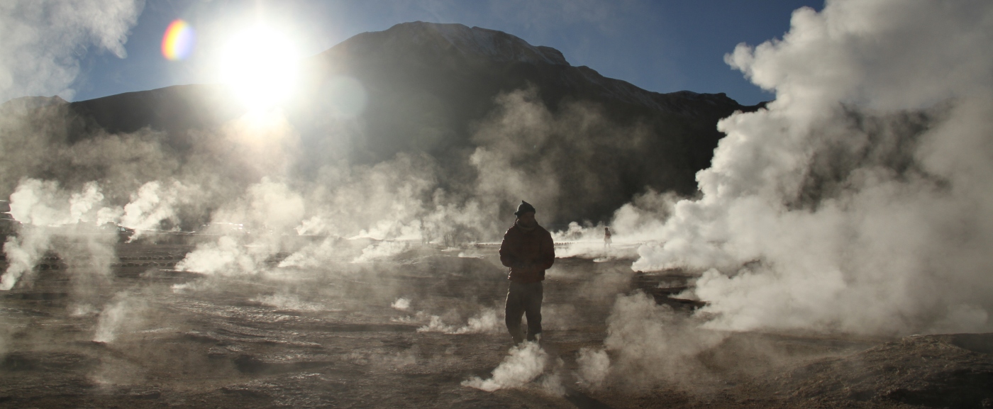 Imagen de un hombre caminando entre las fumarolas de los geyser del Tatio