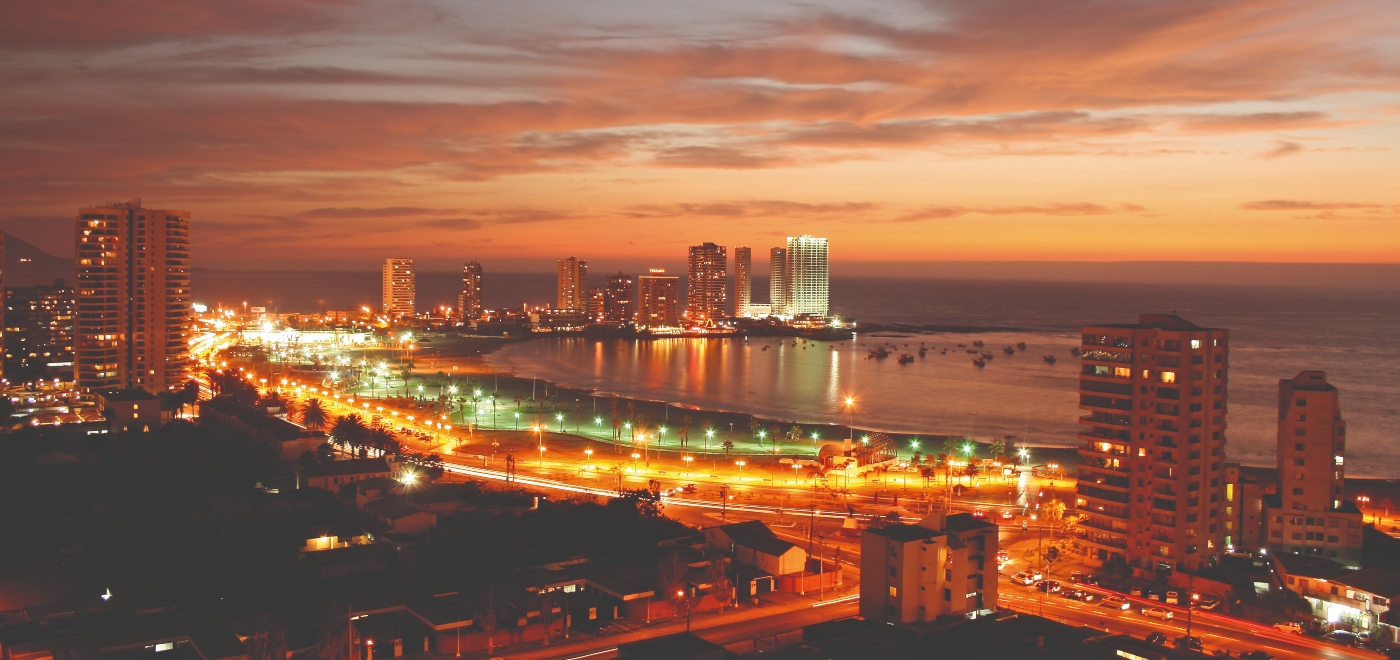 Fotografía del puerto de Iquique en un hermoso atardecer