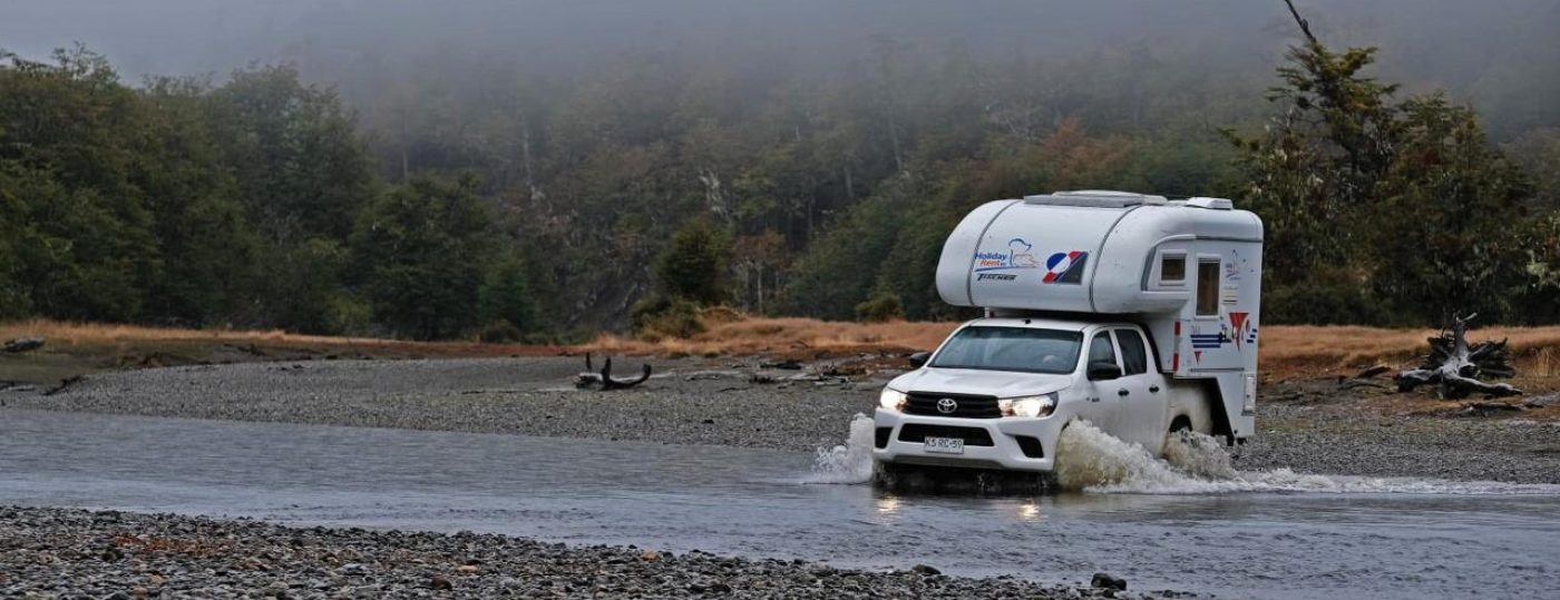 Imagen de un motorhome cruzando las aguas y riachuelos del sur de Chile