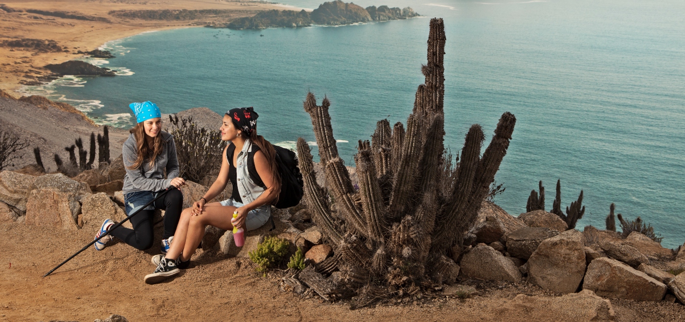 Imagen de dos mujeres realizando trekking en el Parque Nacional Pan de Azúcar en el norte de Chile