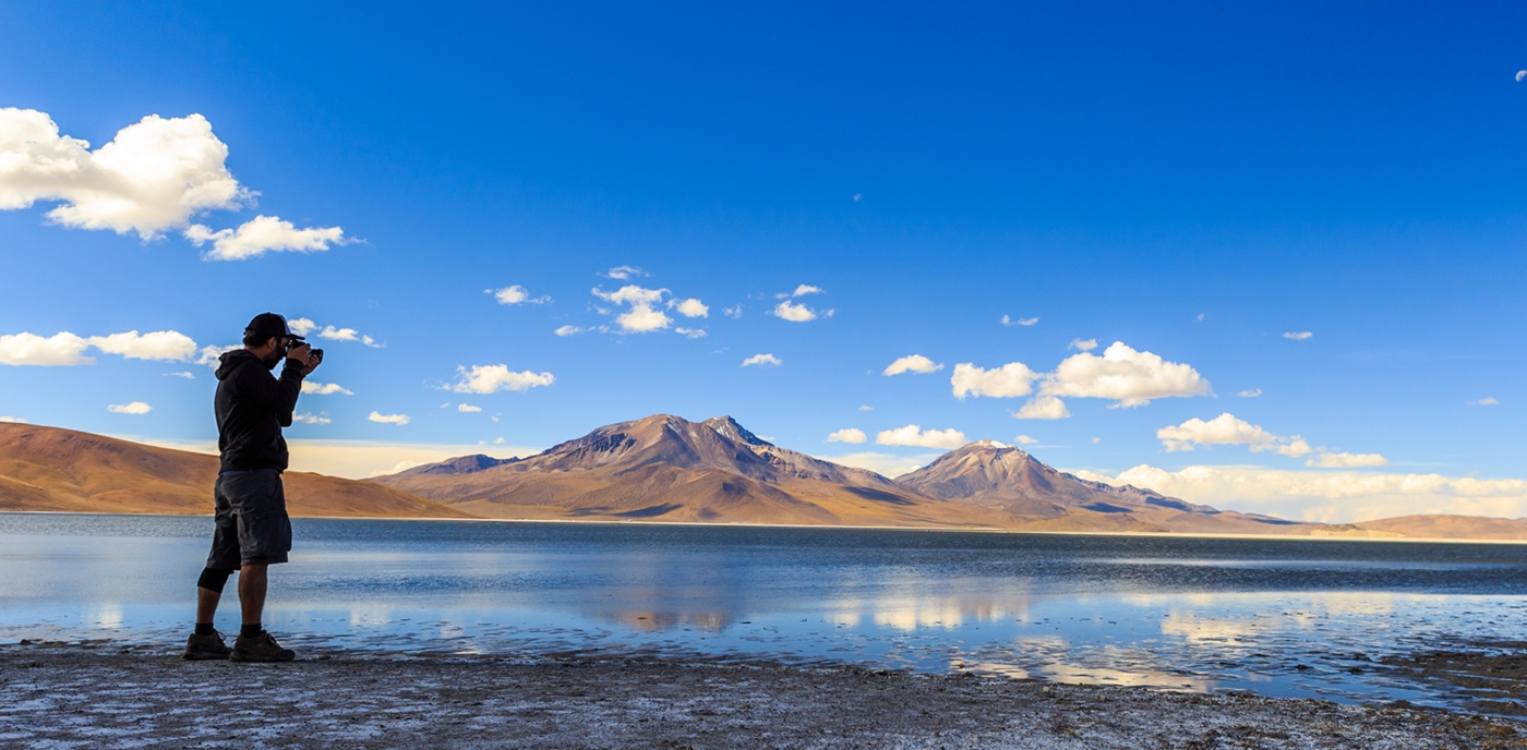 Imagen del Salar de Surire en el norte de Chile donde se ven las lagunas a los pies del volcán