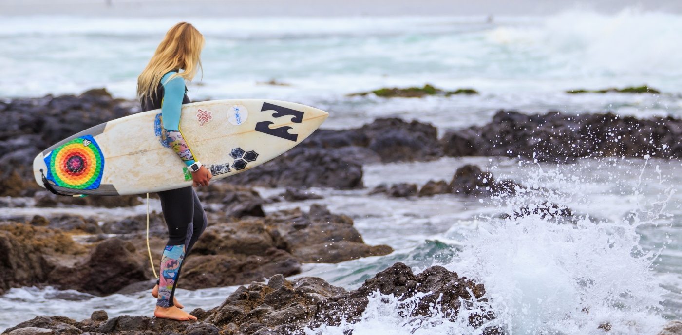 Imagen de una joven realizando surf en las playas de Pichilemu