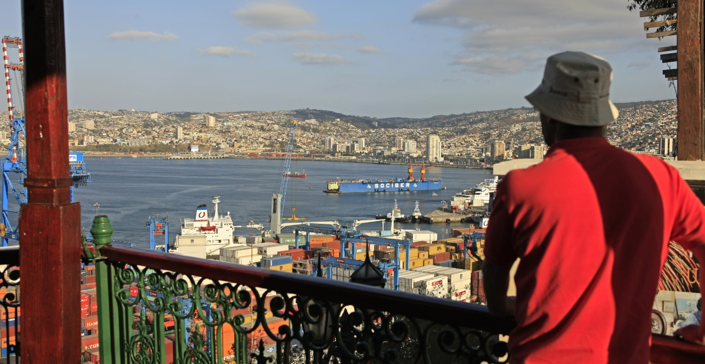 Imagen d eun turista admirando las bellezas del puerto de Valparaíso