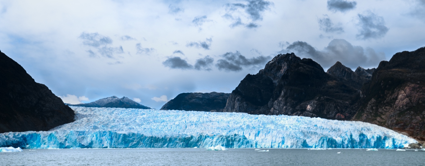 Imagen de los Campos de Hielo Norte donde destaca los bloques de hielo de difrentes tonalidades de azules