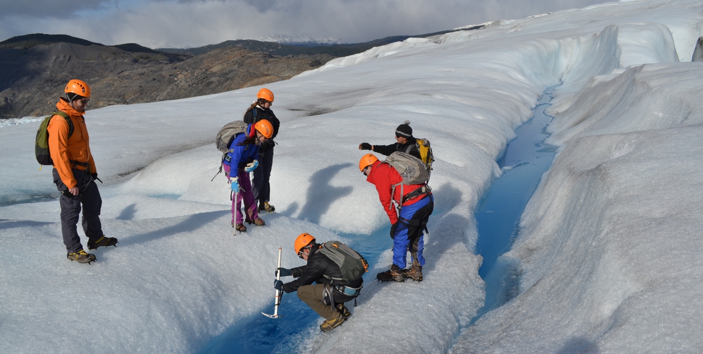 Imagen de un grupo de turistas realizando trekking en la nieve