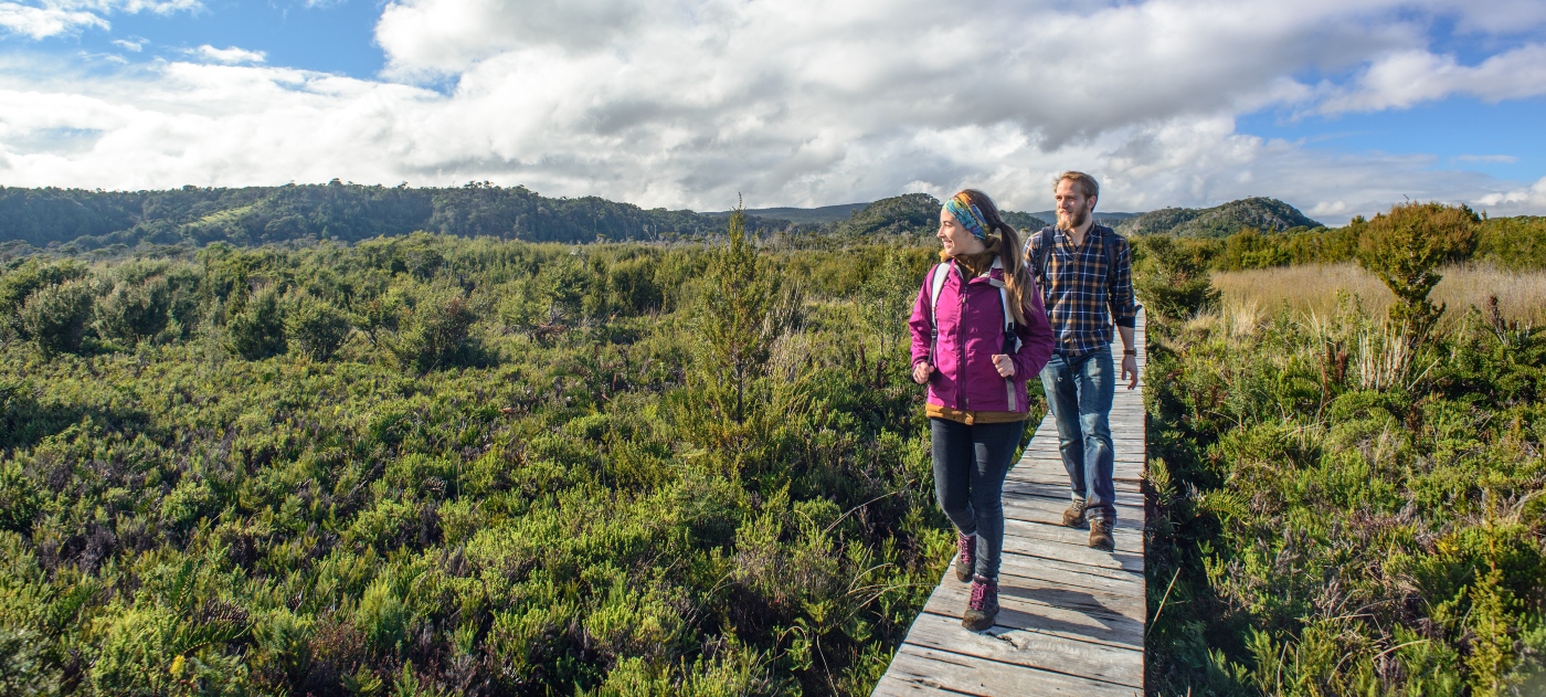 Imagen de una pareja realizando trekking en el Parque Nacional Chiloé