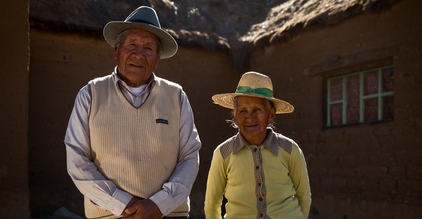 Imagen de una pareja de ancianos aymaras