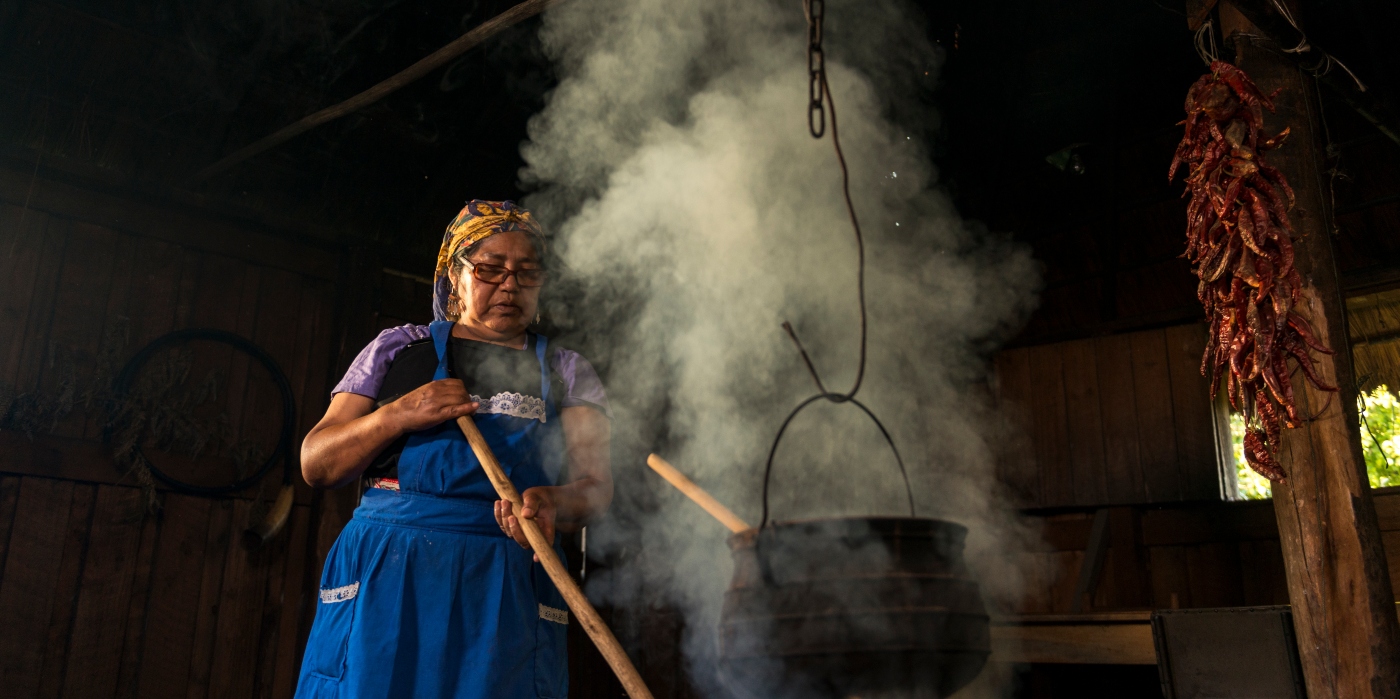 Imagen de una mujer Mapuche cocinando