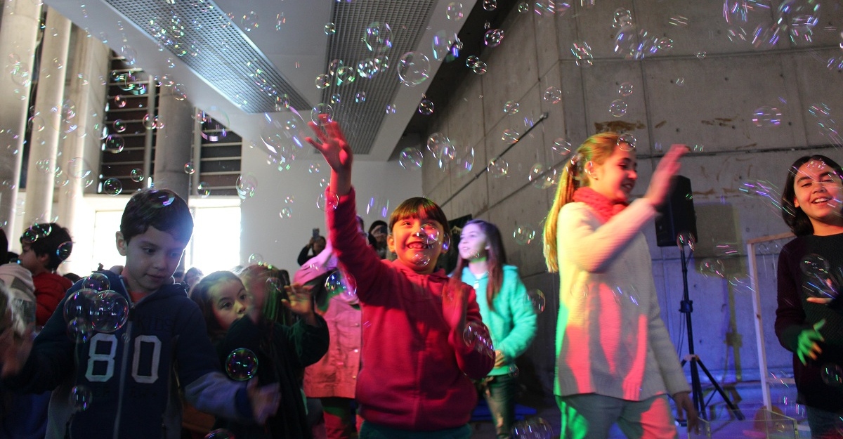 Imagen de niños disfrutando en el Museo Interactivo Mirador