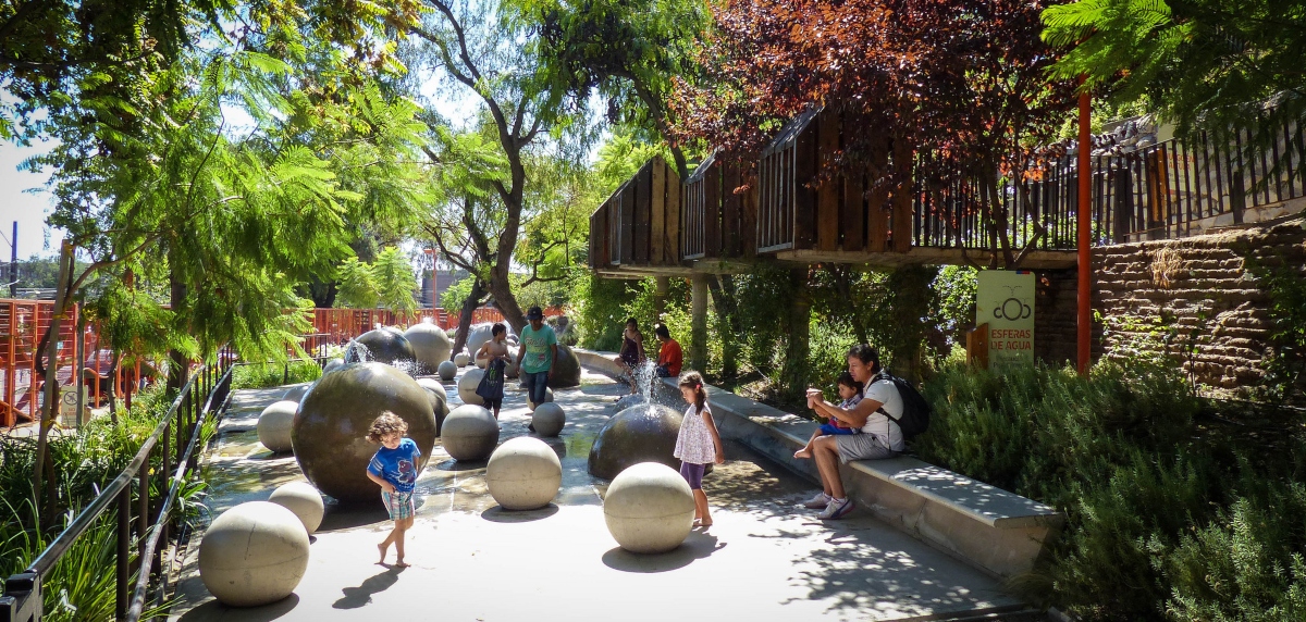 Imagen de niños disfrutando en un parque de la región Metropolitana