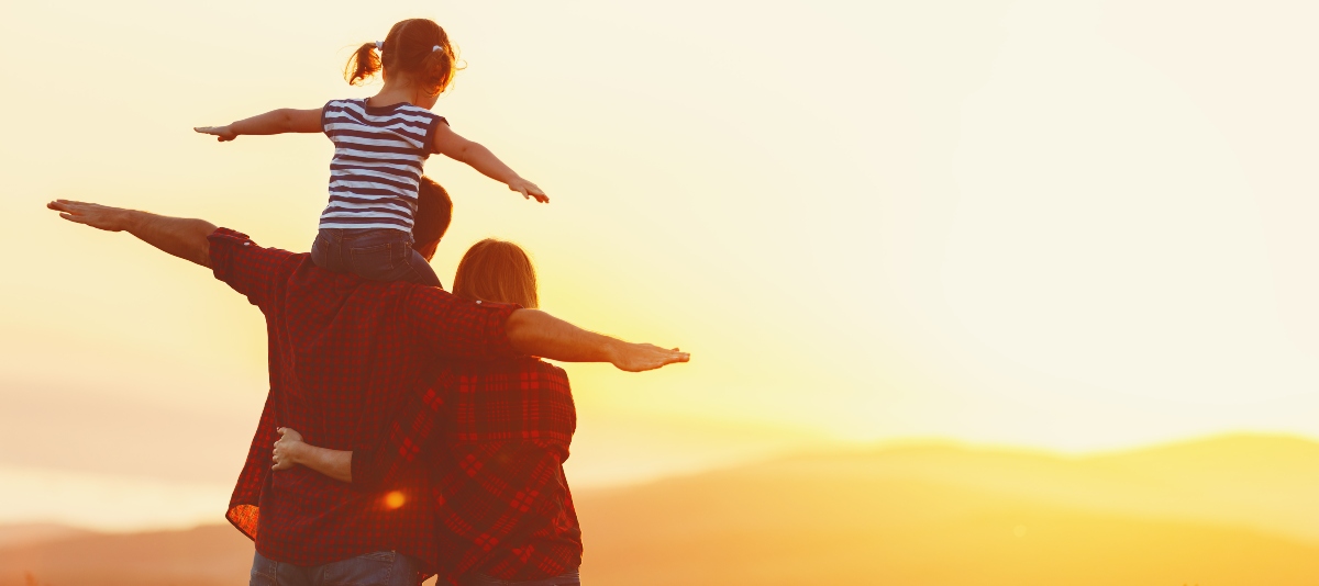 Imagen de una familia disfrutando la puesta de sol en las ruinas de huanchaca