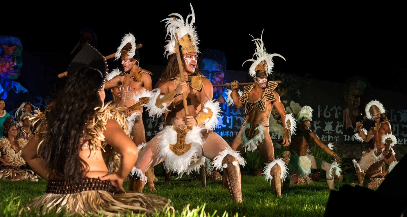 Imagen de un grupo de bailarines de danzas típicas de Rapa Nui