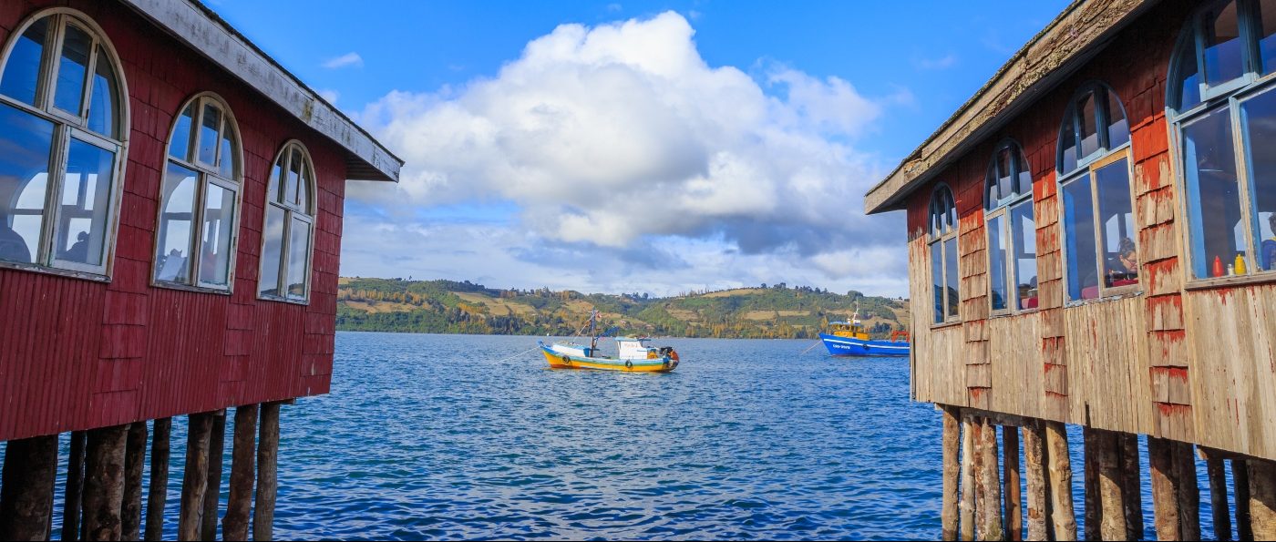 Imagen de la costa de Castro donde se ve un barco navegando