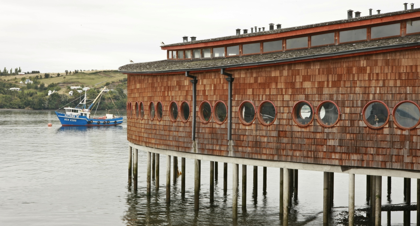 Imagen de la construcción que alberga a la feria artesanal de Dalcahue