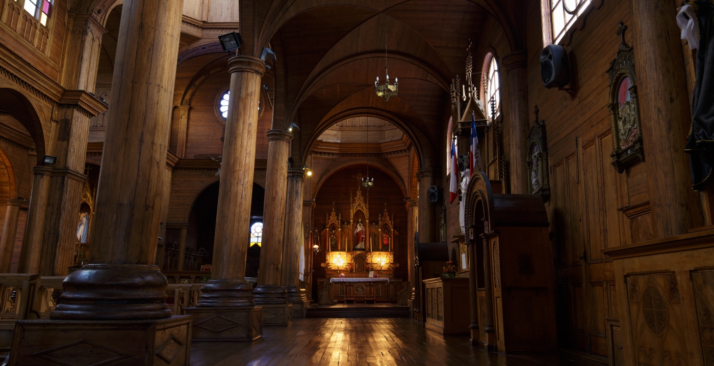 Imagen de la Iglesia de Castro por el interior