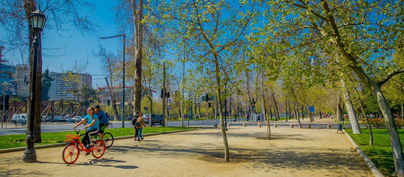 Imagen de gente andando en bicicleta en el parque forestal de santiago