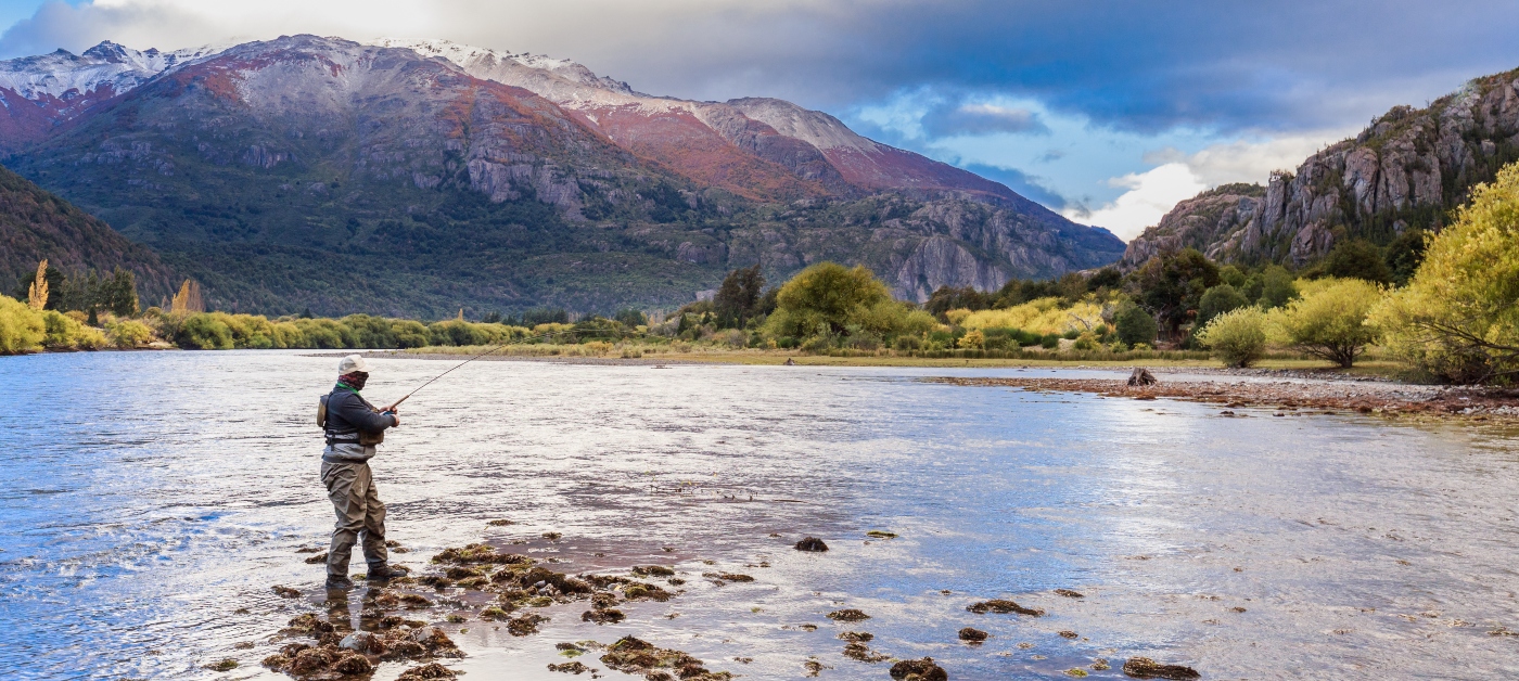 Imagen de un hombre pescando en un río de la patagonia chilena