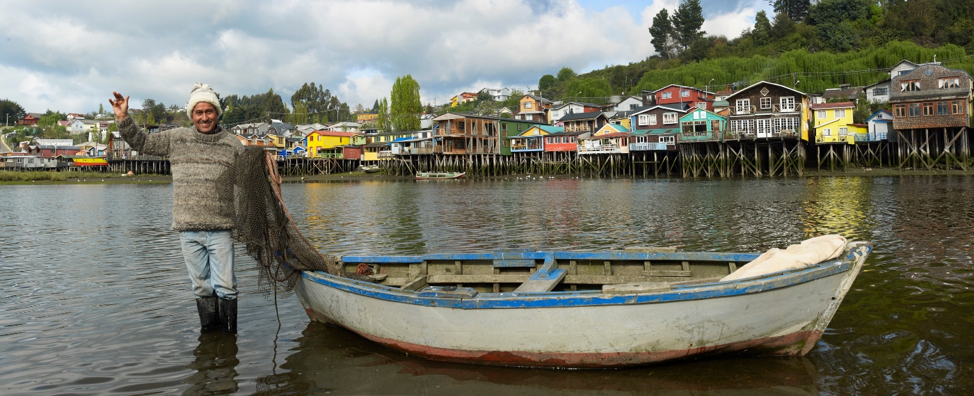 Imagen de un pescador entre los palafitos de Chiloé