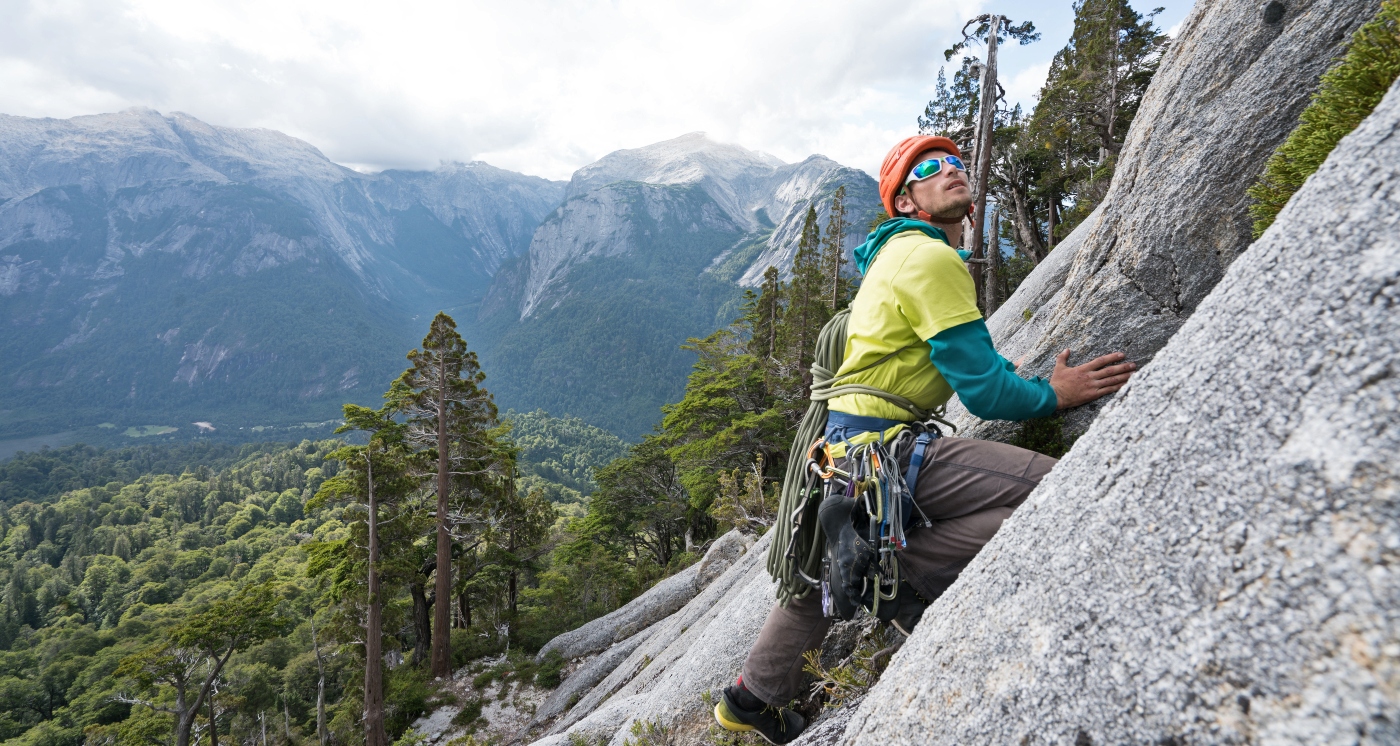 Imagen d eun hombre realizando escalada en el sur de Chile