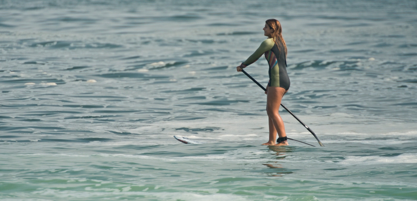 Imagen de una mujer realizando stand up paddle en la costa chilena