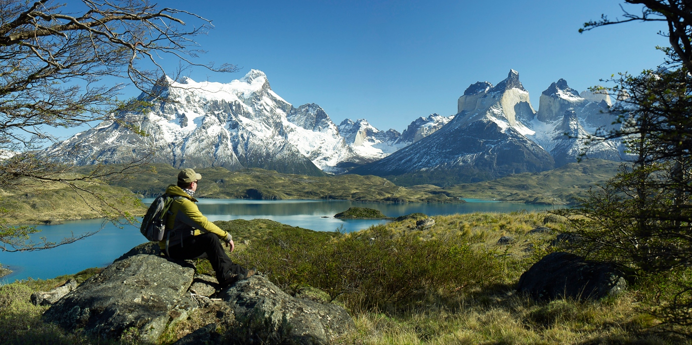 Turista disfrutando de la vista de uno de los miradores de Torres del Paine