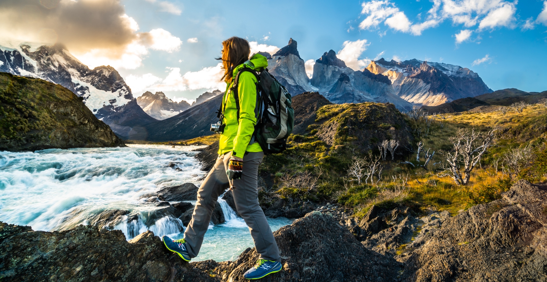 Imagen de una joven turista recorriendo los cuernos de Torres del Paine