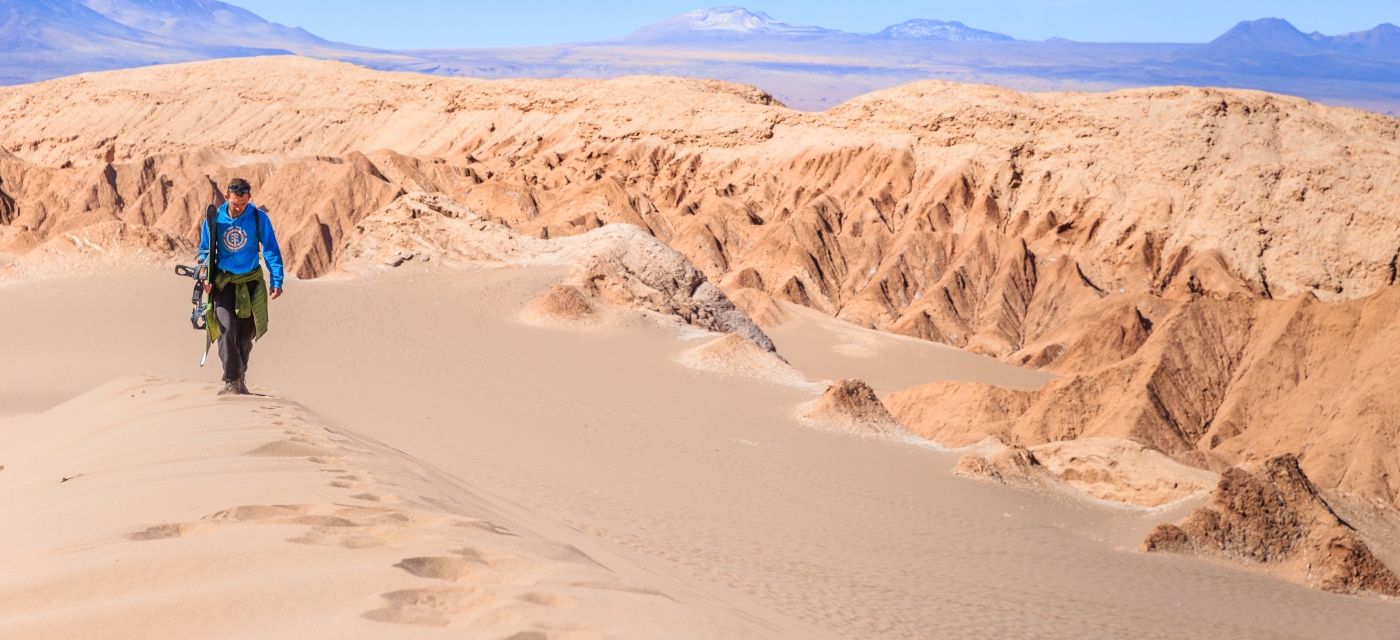 Imagen de un hombre practicando sandboard en el norte de Chile