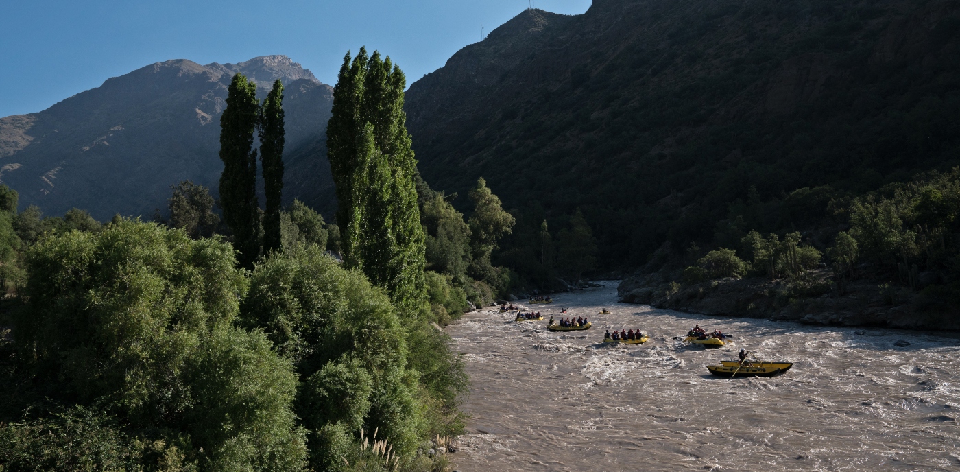 Imagen del río Maipo corriendo entre las montañas del sector del Cajón del Maipo