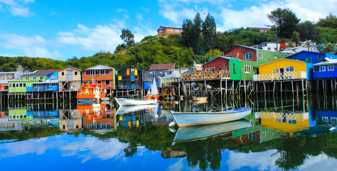 Imagen de los coloridos palafitos de a ciudad de Castro