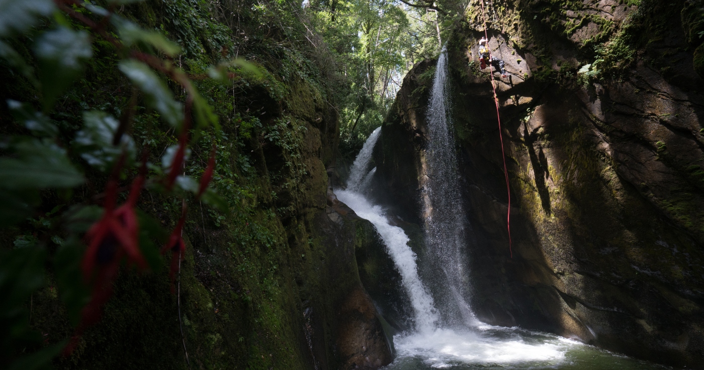 Imagen de un turista realizando canyoning en Pucon