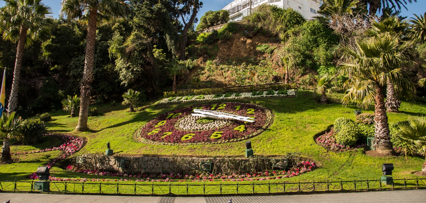 Imagen del reloj de flores en Viña del Mar en un día soleado