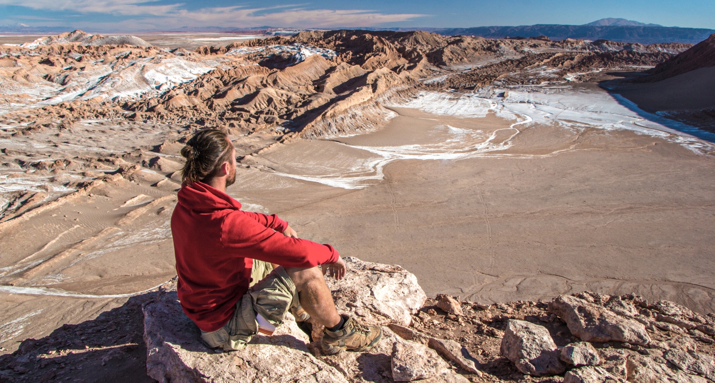 Imagen de un hombre en en Valle de la Luna