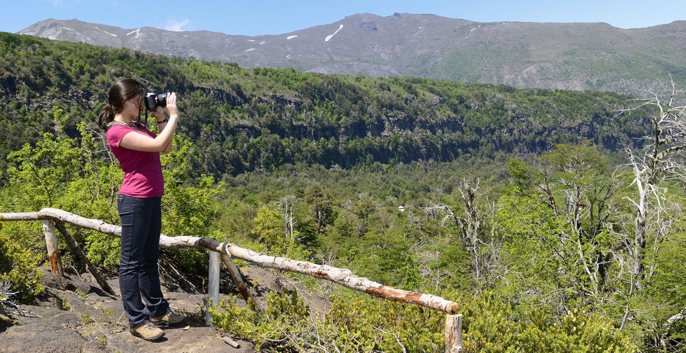 Imagen de una turista en el Valle Las Trancas