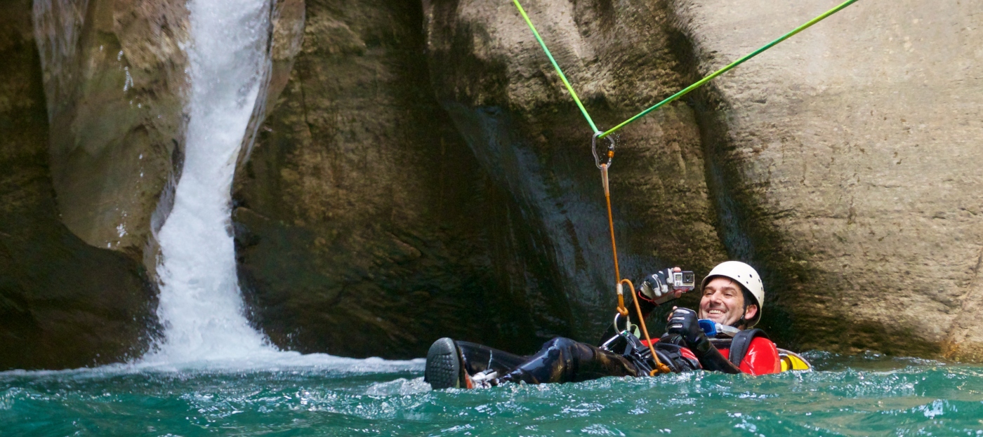 Imagen de un hombre flotando en el agua en uno de los ríos del sur de Chile en medio de la practica de canyoning