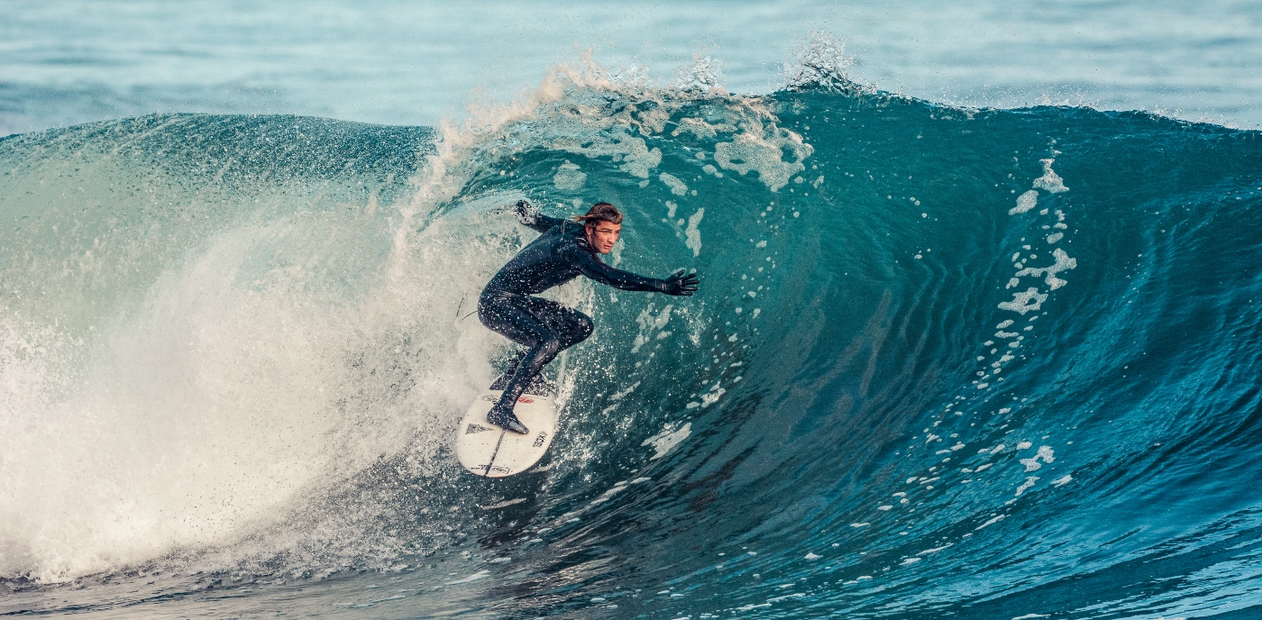 Imagen de un turista realizando surf