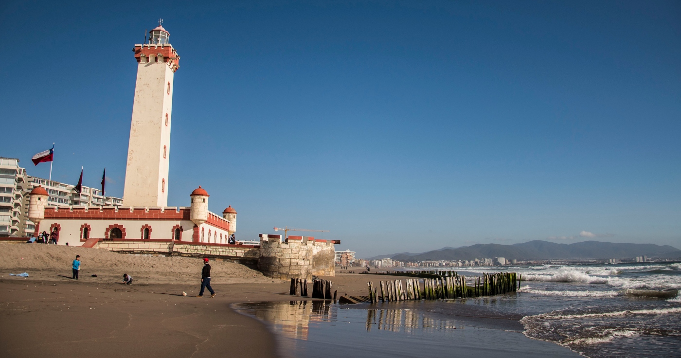 Imagen del faro de La Serena en un día soleado de verano